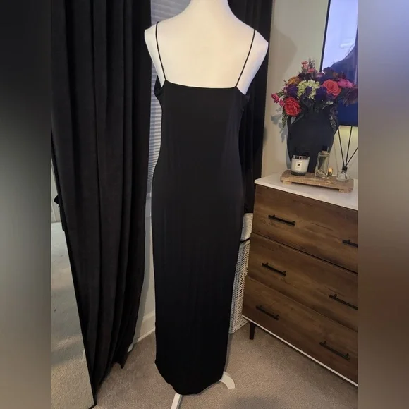 Sleek Black Maxi Dress!! - Picture 4 of 4
